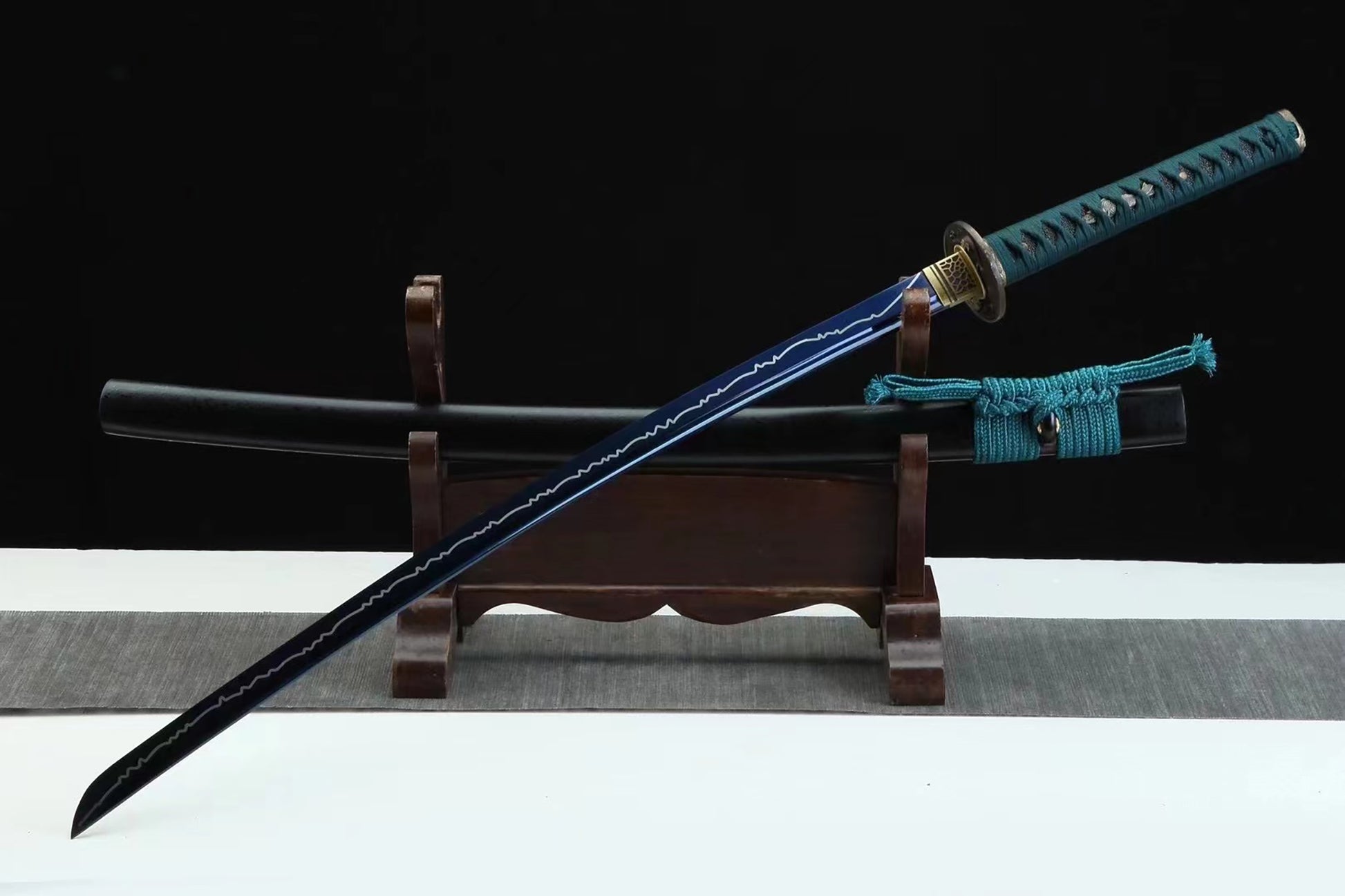Green-brown cord-wrapped tsuka handle of Mizukagami katana with authentic fish skin samegawa and silver-plated menuki