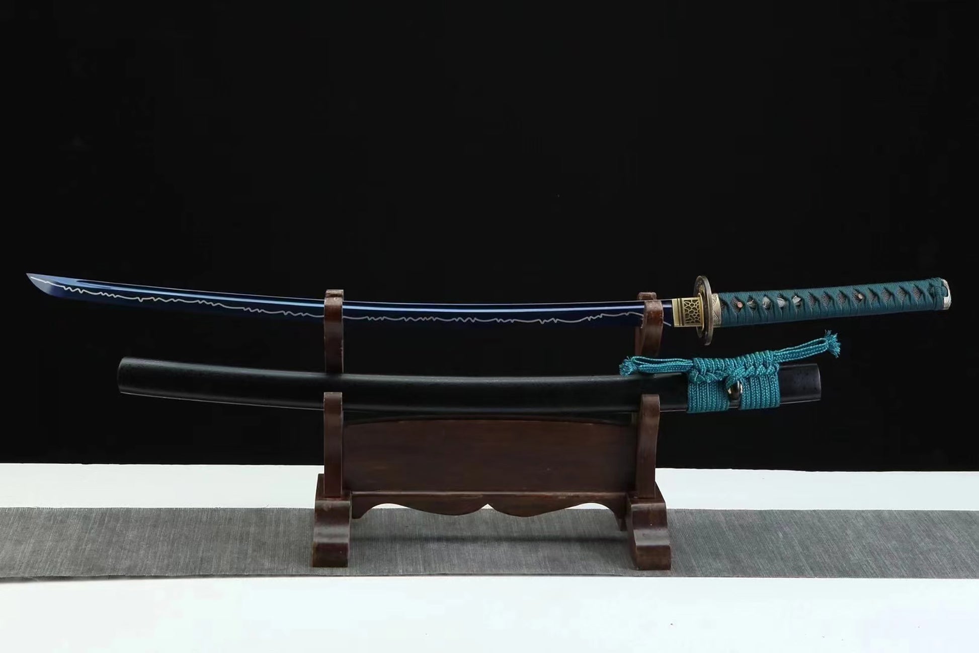 Green-brown cord-wrapped tsuka handle of Mizukagami katana with authentic fish skin samegawa and silver-plated menuki