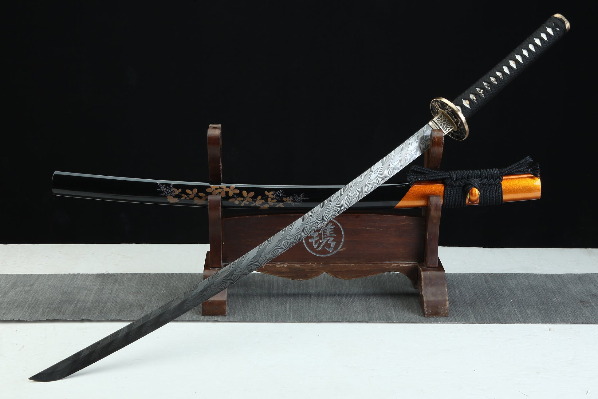 Complete Fūrai 風来 Wind's Arrival katana 39.34 inches with orange and black floral designed scabbard and black cording