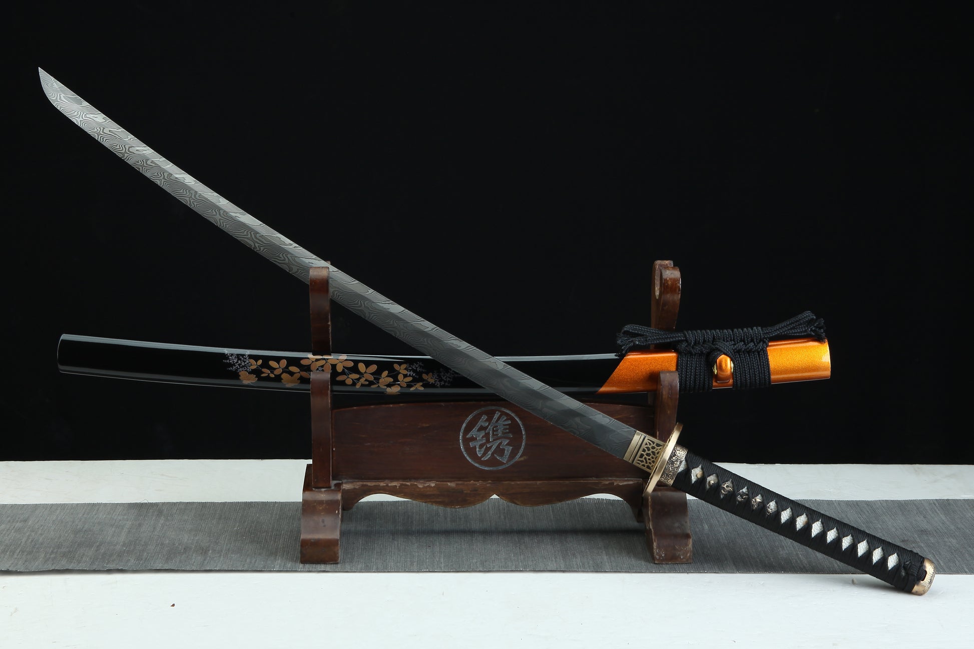 Complete Fūrai 風来 Wind's Arrival katana 39.34 inches with orange and black floral designed scabbard and black cording
