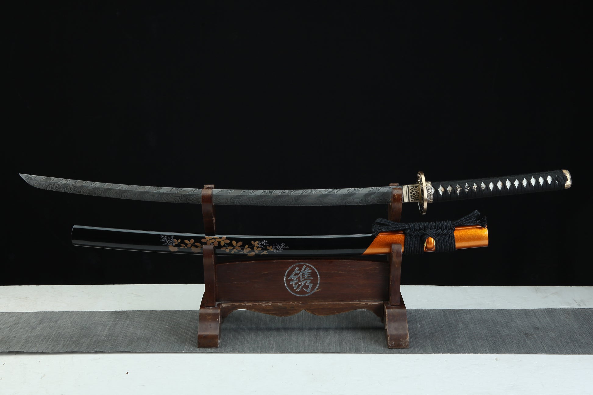 Complete Fūrai 風来 Wind's Arrival katana 39.34 inches with orange and black floral designed scabbard and black cording