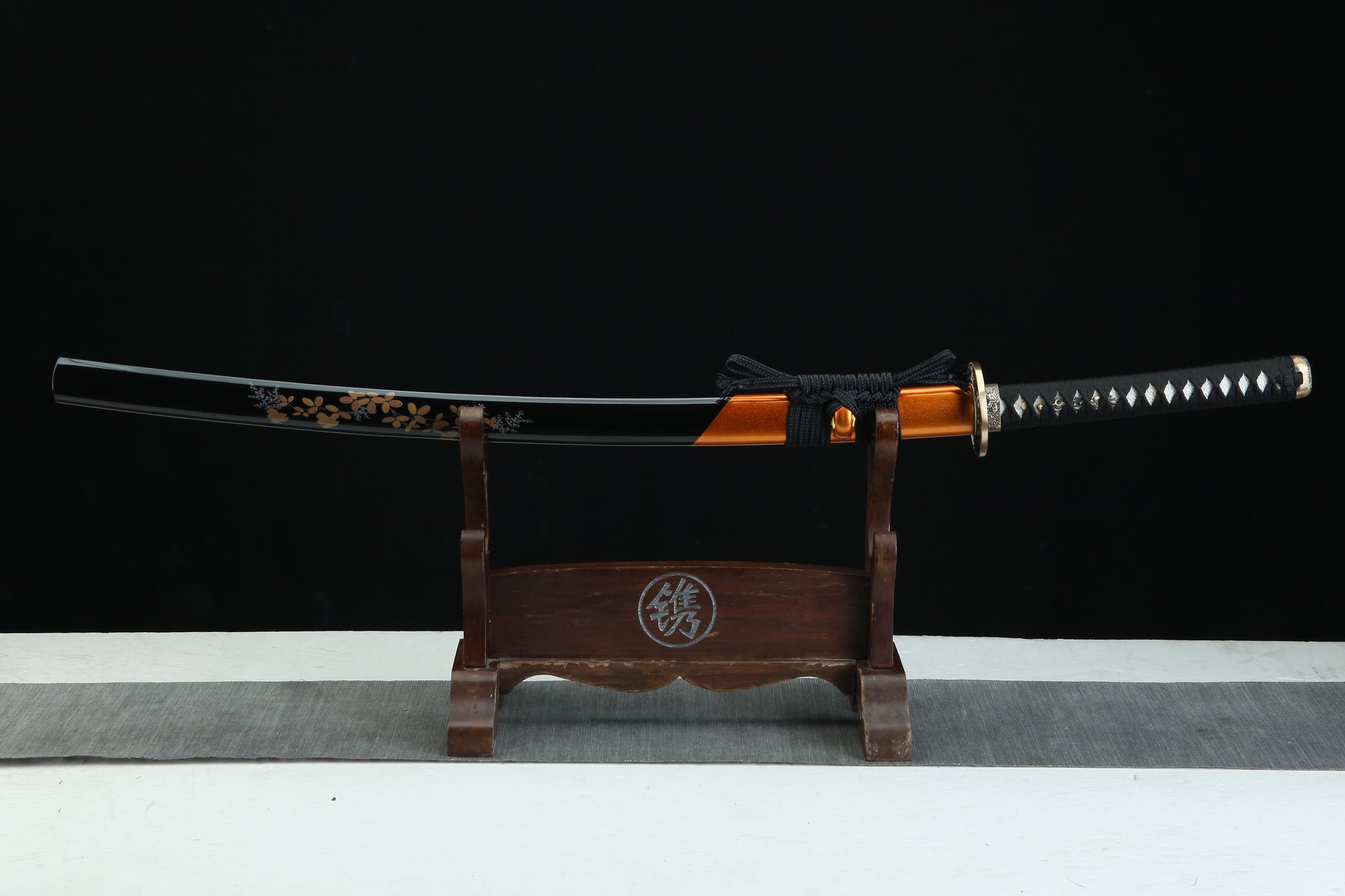 Complete Fūrai 風来 Wind's Arrival katana 39.34 inches with orange and black floral designed scabbard and black cording
