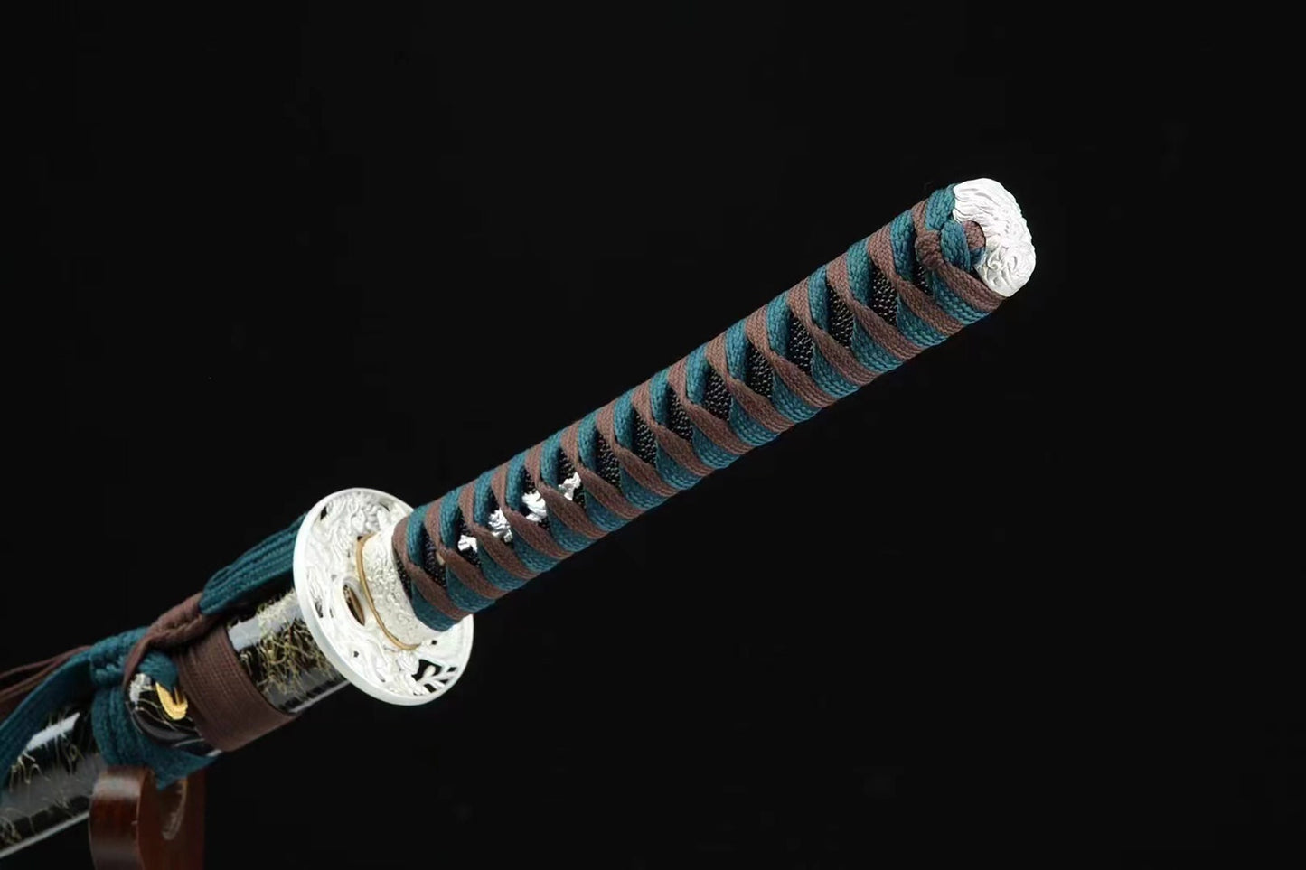 The Garasu Katana-fusion of traditional Japanese swordsmanship and contemporary elegance. Silver accents