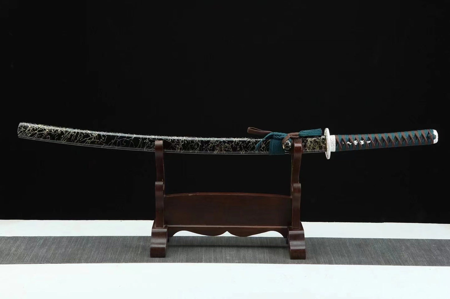 The Garasu Katana-fusion of traditional Japanese swordsmanship and contemporary elegance. Silver accents