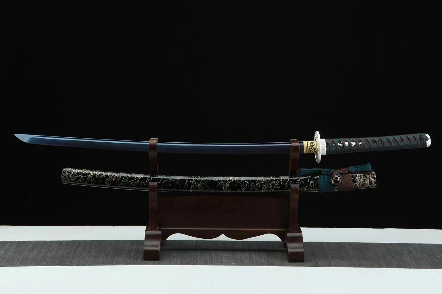 The Garasu Katana-fusion of traditional Japanese swordsmanship and contemporary elegance. Silver accents
